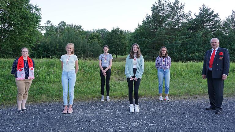 Den Verdienstorden der Fastnachtsjugend im Fränkischen Fastnachtsverband verlieh Klaus Mültner an junge Tänzerinnen aus der DJK Wegfurt. Das Bild zeigt von links: Die Abteilungsvorsitzende Sandra Straus,  Lina Räder, Klara Wappes, Fiona Seuffert und Mia Wendel.