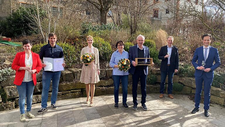 Zur Übergabe des Wein-Ehrenpreises des Landkreises Schweinfurt trafen sich in Stammheim (von links) Alina und Johannes Dereser, Weinprinzessin Laura Ziegler, Gerda und Hermann Dereser, Bürgermeister Horst Herbert und Landrat Florian Töpper.