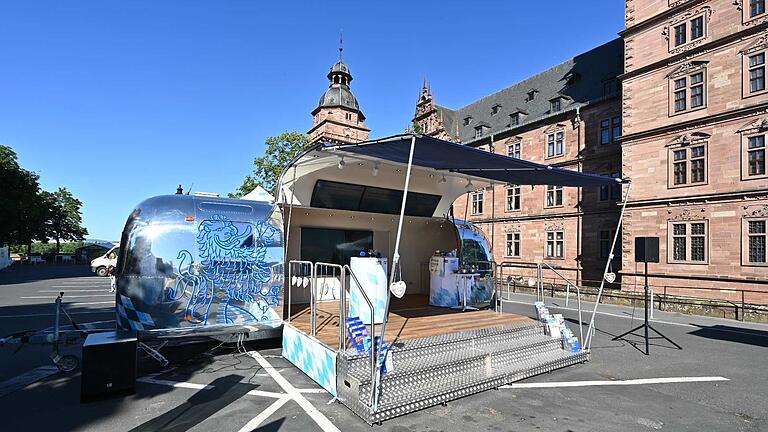 Am Samstag, 30. Juli, kommt der LandTruck des bayerischen Landtags auf seiner Bayern-Tour nach Schweinfurt auf den Marktplatz. Dort gibt es moderierte Diskussionen mit dem Vizepräsidenten Karl Freller und verschiedenen Abgeordneten aus der Region.