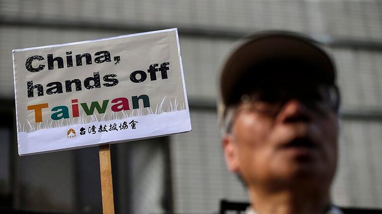 Taiwanese protest against Taiwan and China presidents meeting in       -  Die kommunistische Führung in Peking betrachtet Taiwan als Teil ihres Territoriums. Diese Ansprüche sorgen regelmäßig für Proteste.