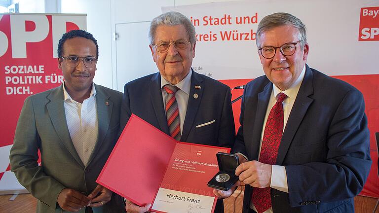 Von links: Nasser Ahmed, stellvertretender Generalsekretär der BayernSPD, Herbert Franz, neuer Georg-von-Vollmar-Medaillenträger und Ehrenvorsitzender der Landkreis-SPD, und Volkmar Halbleib, SPD-Kreisvorsitzender und Landtagsabgeordneter.