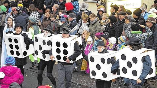 Die Würfel müssen aus dem Becher: Das meinten die Kniffler mit Bürgermeister Wolfgang Anger und rollten spielerisch durch Lülsfeld.