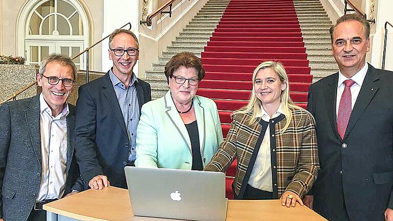 Die Gründer der „Prostata Hilfe Deutschland“ Michael Reinhard, Knut Müller (von links) und Dr. Frank Schiefelbein (rechts), schalten in der Staatskanzlei gemeinsam mit Barbara Stamm und Melanie Huml die PHD-Website frei. Die Gründer der „Prostata Hilfe Deutschland“ Michael Reinhard, Knut Müller (von links) und Dr. Frank Schiefelbein (rechts), schalten in der Staatskanzlei gemeinsam mit Barbara Stamm und Melanie Huml die PHD-Website frei.