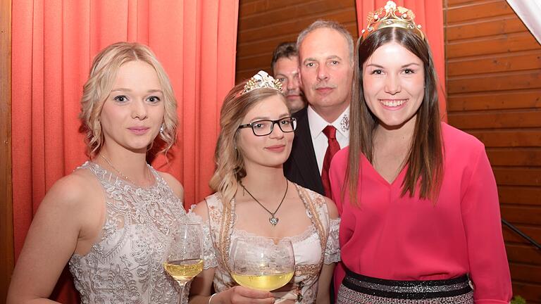 Lisa Kursawe hat die Krone der Abtswinder Weinprinzessin an Alicia Leikam weitergegeben. Bei der Krönung dabei waren auch die Fränkische Weinkönigin Carolin Meyer (rechts), der Weinbauvereinsvorsitzende Frank Krauß und der Vorsitzende des Fremdenverkehrs- und Heimatvereins Wolfgang Starz (Zweiter von rechts). Lisa Kursawe hat die Krone der Abtswinder Weinprinzessin an Alicia Leikam weitergegeben. Bei der Krönung dabei waren auch die Fränkische Weinkönigin Carolin Meyer (rechts), der Weinbauvereinsvorsitzende Frank Krauß und der Vorsitzende des Fremdenverkehrs- und Heimatvereins Wolfgang Starz (Zweiter von rechts).