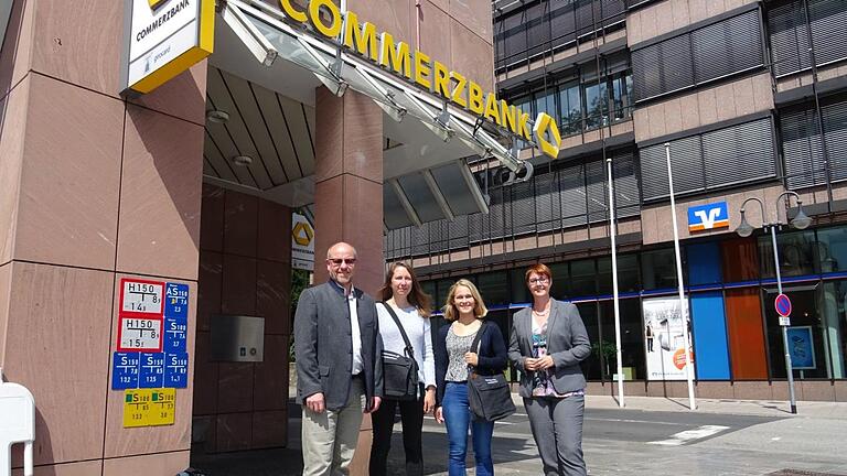 Martin Kremer (von links) und Elke Schäfer (rechts) von der Commerzbank mit den Umweltpraktikantinnen Tina Hartung, die die Nachfolge von Lara Niedling antritt. Foto: Commerzbank - Martin Kremer (von links) und Elke Schäfer (rechts) von der Commerzbank mit den Umweltpraktikantinnen Tina Hartung, die die Nachfolge von Lara Niedling antritt. Foto: Commerzbank Martin Kremer (von links) und Elke Schäfer (rechts) von der Commerzbank mit den Umweltpraktikantinnen Tina Hartung, die die Nachfolge von Lara Niedling antritt. Foto: Commerzbank - Martin Kremer (von links) und Elke Schäfer (rechts) von der Commerzbank mit den Umweltpraktikantinnen Tina Hartung, die die Nachfolge von Lara Niedling antritt. Foto: Commerzbank