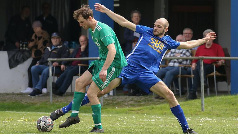 Um Kürnachs Stürmer Peter Sachse (links) vom Ball zu trennen, muss sich Marktbreits Niko Holzberger ganz schön strecken. Der SV Kürnach gewann sein Kreisliga-Nachholspiel gegen Sickershausen klar. Drei der sechs SV-Tore erzielte der Kürnacher Torjäger.