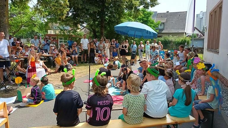 Die Kindergartenkinder bei ihrer Aufführung.