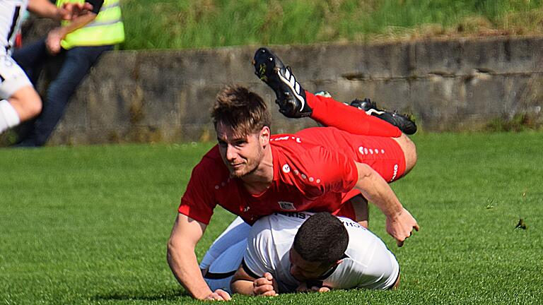 Rhöner Fußball-Nachlese - Überlegen im wahrsten Sinn des Wortes ist hier Fuchsstadts Michael Emmer im Spiel gegen den TSV Schammelsdorf. Rhöner Fußball-Nachlese - Überlegen im wahrsten Sinn des Wortes ist hier Fuchsstadts Michael Emmer im Spiel gegen den TSV Schammelsdorf.