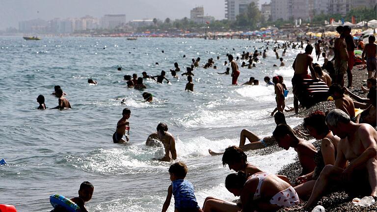 &bdquo;Für Türkei-Urlauber wird gesorgt&ldquo;       -  Hochbetrieb am Strand von Antalya. Solche Bilder sind Vergangenheit. Das Interesse an Türkei-Urlaub ist auch in Mainfranken deutlich zurückgegangen.