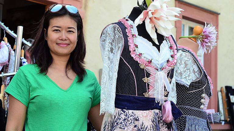 Quy Riedmann aus Gemünden bot handgenähte Dirndl und Nageldesign vor dem Huttenschloß an. Quy Riedmann aus Gemünden bot handgenähte Dirndl und Nageldesign vor dem Huttenschloß an.