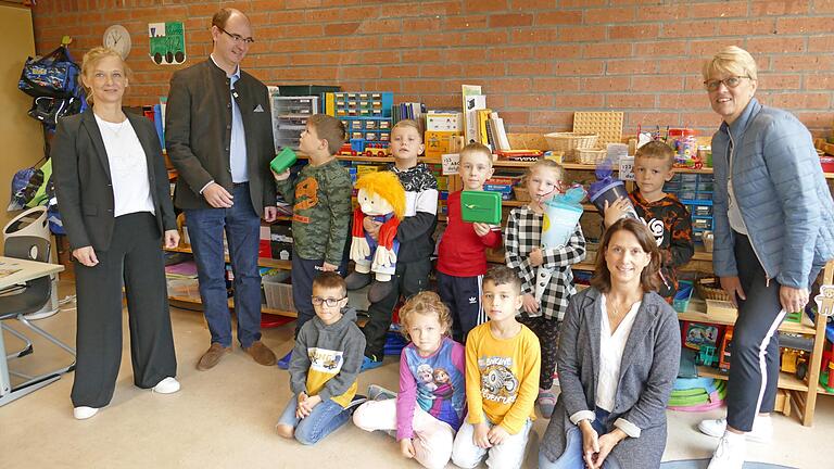 Schulleiterin Tanja Rygiel (von links), Bürgermeister Lukas Braun, Klassenlehrern Ulrike Dahm und Fachbereichsleiterin Sabine Baumeister bei der Übergabe der Schulstartersets mit Klassenmaskottchen Momel.