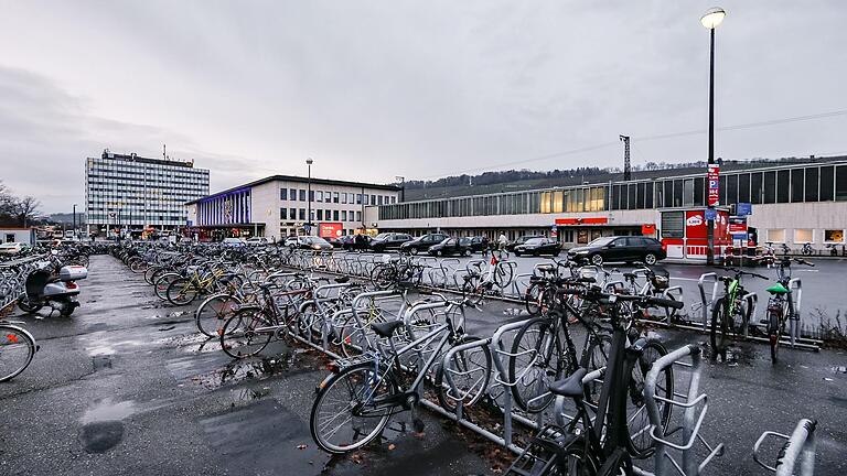 Die Fahrradständer am Kurzzeit-Parkplatz sollen möglichst bald durch ein Fahrrad-Parkhaus ergänzt werden.