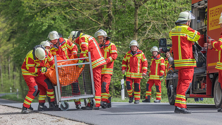 Feuerwehrgroßübung in Hörblach       -  Proben für den Ernstfall: Zahlreiche Einsatzkräfte der Freiwilligen Feuerwehr trainieren am Samstag (13.04.24) in Hörblach im Rahmen einer realitätsnahen Übung die Brandbekämpfung im Wald.