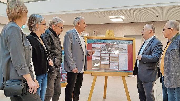 Bei der Ausstellungseröffnung (von links): Marion Stephan, Stephanie Elm, Karl Hahn, Walter Kömpel, Initiator der Ausstellung, Landrat Thomas Bold mit Emil Müller, stellvertretender Landrat. - Bei der Ausstellungseröffnung (von links): Marion Stephan, Stephanie Elm, Karl Hahn, Walter Kömpel, Initiator der Ausstellung, Landrat Thomas Bold mit Emil Müller, stellvertretender Landrat. Bei der Ausstellungseröffnung (von links): Marion Stephan, Stephanie Elm, Karl Hahn, Walter Kömpel, Initiator der Ausstellung, Landrat Thomas Bold mit Emil Müller, stellvertretender Landrat. - Bei der Ausstellungseröffnung (von links): Marion Stephan, Stephanie Elm, Karl Hahn, Walter Kömpel, Initiator der Ausstellung, Landrat Thomas Bold mit Emil Müller, stellvertretender Landrat.
