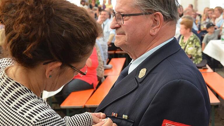 Seltene Auszeichnung für Frieder Bolch von der stellvertretenden Landrätin Christine Haupt-Kreuzer überreicht.