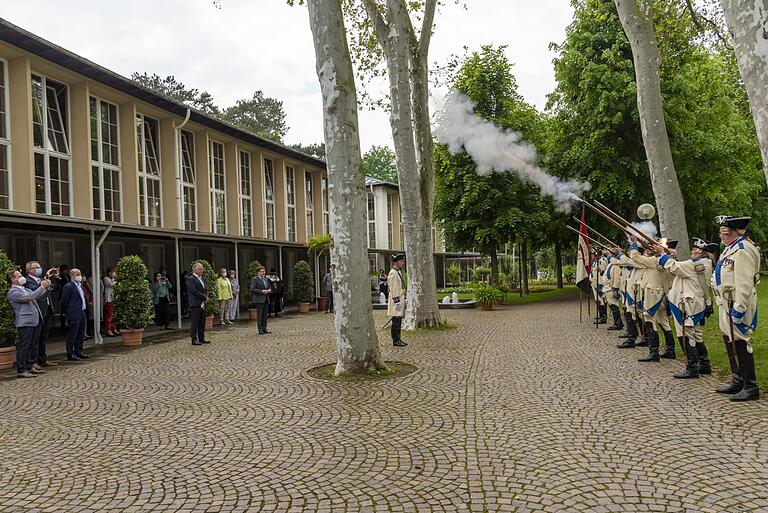 Salutschüsse der Historischen Deutschorden-Compagnie Bad Mergentheim im Kurpark bildeten den Auftakt zur 70-Jahr-Feier des Tourismusverbands „Liebliches Taubertal“.