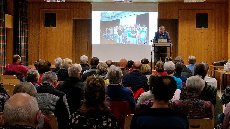 Unterhaltsam und kurzweilig berichtete Günther Klempnauer beim CVJM Altenstein von seinen Begegnungen mit vielen Promis.