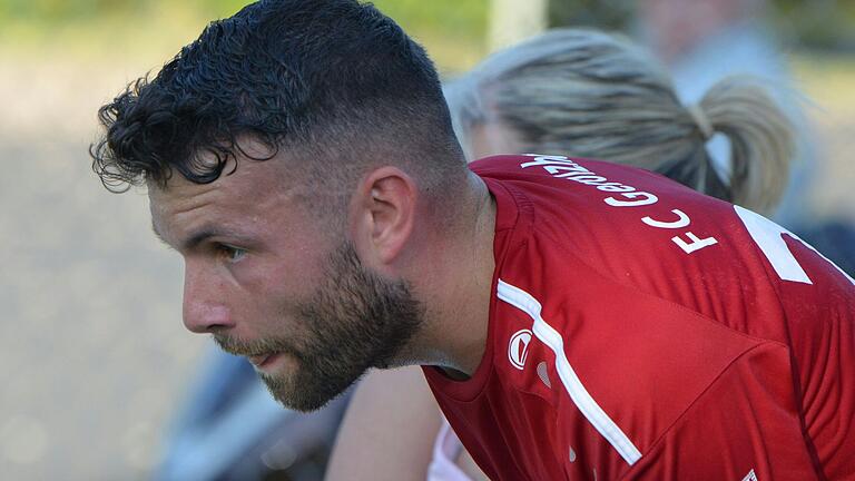 Dominik Schmitt ist Spielertrainer beim FC Gerolzhofen, für den er bereits in der Jugend spielte. Der 28-Jährige spricht im Steilpass-Interview über seine verpasste Gelegenheit, im Profi-Fußball Fuß zu fassen und wie er sich als junger Trainer auf diese Aufgabe vorbereitet hat.