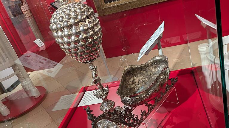 Silberner Akelei-Pokal (Tafelaufsatz, um 1880) des Bad Kissinger Hofjuweliers Simon Hermann Rosenau - Silberner Akelei-Pokal (Tafelaufsatz, um 1880) des Bad Kissinger Hofjuweliers Simon Hermann Rosenau Silberner Akelei-Pokal (Tafelaufsatz, um 1880) des Bad Kissinger Hofjuweliers Simon Hermann Rosenau - Silberner Akelei-Pokal (Tafelaufsatz, um 1880) des Bad Kissinger Hofjuweliers Simon Hermann Rosenau