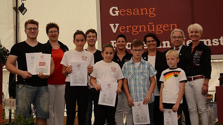 Ehrungen durch den Fränkischen Sängerbund: (vorne, von links) Fabian Kunz, Sude Atici, Melek Atici, David Scheder; Lukas Oberdorf, Präsidentin Lena Becker; (hinten, von links) Sandra Beetz, Lukas Streitenberger, Corina Zirkel, Daniela Siebert und Alois Henn vom Fränkischen Sängerbund. Ehrungen durch den Fränkischen Sängerbund: (vorne, von links) Fabian Kunz, Sude Atici, Melek Atici, David Scheder; Lukas Oberdorf, Präsidentin Lena Becker; (hinten, von links) Sandra Beetz, Lukas Streitenberger, Corina Zirkel, Daniela Siebert und Alois Henn vom Fränkischen Sängerbund.