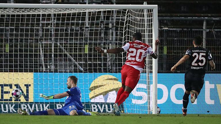 Moment der Entscheidung: Ridge Munsy (Mitte) trifft an Düsseldorfs Keeper Florian Kastenmeier vorbei zum 2:1 für die Würzburger Kickers. Fortuna-Akteur Matthias Zimmermann kann nicht mehr eingreifen. Moment der Entscheidung: Ridge Munsy (Mitte) trifft an Düsseldorfs Keeper Florian Kastenmeier vorbei zum 2:1 für die Würzburger Kickers. Fortuna-Akteur Matthias Zimmermann kann nicht mehr eingreifen.