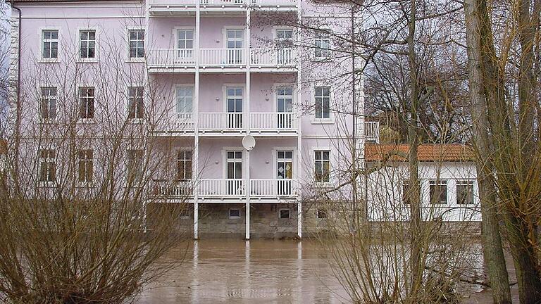 In der Otto-Hahn-Strasse hatte die Brend im Januar 2003 die Häuser erreicht, unter anderem auch die Berufsschule und das Rhön-Gymnasium.