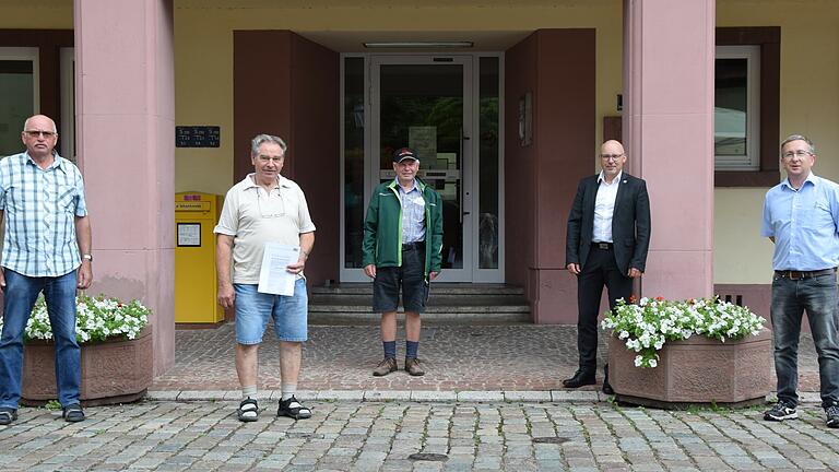 Nach erfolgter Flurneuordnung löst sich die Teilnehmergemeischaft Schönau nun auf. Auf unserem Foto sind zu sehen (von rechts) Vorsitzender Steffen Mehling, die Vorstandsmitglieder Jürgen Lippert, Aribert Lippert und Ludwig Lippert sowie der Feldgeschworene Edwin Hartmann.