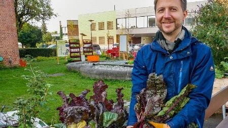 Seit 2019 bringt Florian Demling von der LWG Veitshöchheim mit den Urban Gardening Demonstrationsgärten das Grün und den Genuss zurück in die bayerischen Städte. Seit 2019 bringt Florian Demling von der LWG Veitshöchheim mit den Urban Gardening Demonstrationsgärten das Grün und den Genuss zurück in die bayerischen Städte.