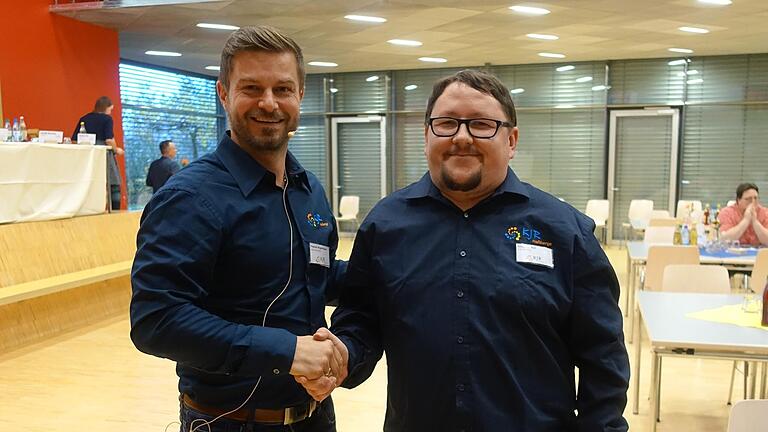 KJR-Vorsitzender Thomas Wagenhäuser (links) bedankt sich beim scheidenden Vorstandsmitglied Sebastian Noll (KjF) für seine Tätigkeit beim KJR Haßberge. KJR-Vorsitzender Thomas Wagenhäuser (links) bedankt sich beim scheidenden Vorstandsmitglied Sebastian Noll (KjF) für seine Tätigkeit beim KJR Haßberge.