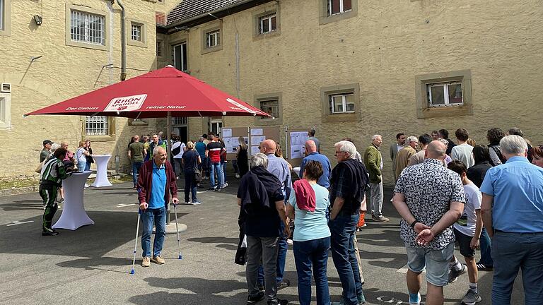 Eine große Zahl an Bürgerinnen und Bürgern nutzte die Gelegenheit, sich vor Ort über die Pläne der Stadt aus dem Fronhof ein Kulturelles Zentrum zu machen, zu informieren. Eine große Zahl an Bürgerinnen und Bürgern nutzte die Gelegenheit, sich vor Ort über die Pläne der Stadt aus dem Fronhof ein Kulturelles Zentrum zu machen, zu informieren.