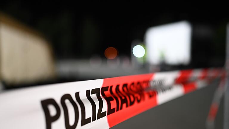 Polizeiabsperrung       -  In Oberbayern hat die Polizei einen mutmaßlichen Schleuser aus dem Verkehr gezogen. (Symbolbild)