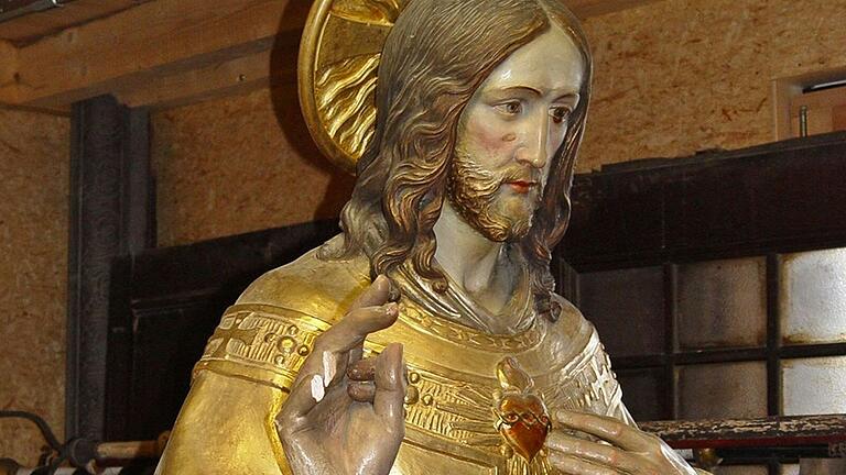 Die Herz Jesu Statue hat seit vielen Jahren ebenfalls ihren Platz im 'Depot' der Stadtpfarrei. Geschaffen wurde sie in den 1940er Jahren.