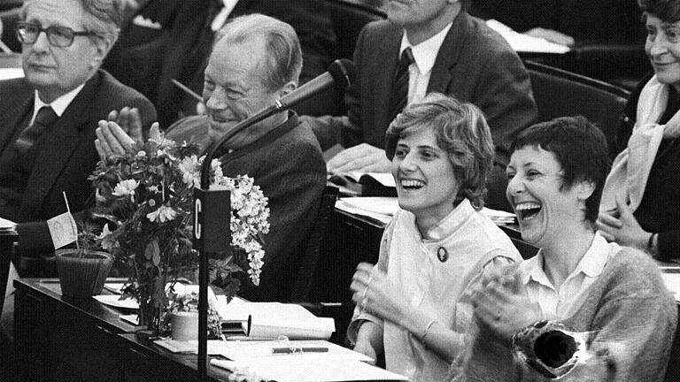 30 Jahre Grüne im Bundestag       -  Bundestag mit Grünen-Fraktion: die Frontfrauen (von rechts) Marieluise Beck-Oberdorf und Petra Kelly, daneben die SPD-Politiker Willy Brandt und Hans-Jochen Vogel.