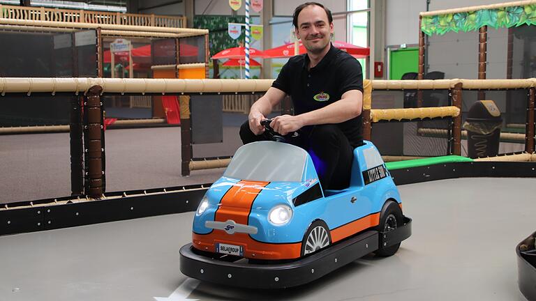 Thomas Heunisch, Standortleiter der Bambini Kinderwelt im Mainfrankenpark, fährt auf einem der Elektro-Scooter.