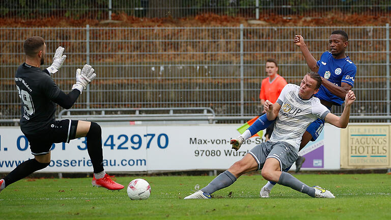 Essa Ganes, hier beim Spiel gegen Weiden, traf zuletzt in Cham zum 1:1. Nun droht dem Offensiv-Mann des FV 04 Würzburg eine längere Pause. Essa Ganes, hier beim Spiel gegen Weiden, traf zuletzt in Cham zum 1:1. Nun droht dem Offensiv-Mann des FV 04 Würzburg eine längere Pause.