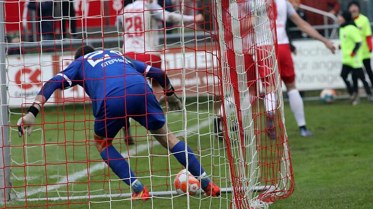 Zwei Patzer, zwei Gegentore: FC-05-Torhüter Nico Stephan holt den Ball aus dem Tor, im Hintergrund bejubeln die Buchbacher das 2:2. Zwei Patzer, zwei Gegentore: FC-05-Torhüter Nico Stephan holt den Ball aus dem Tor, im Hintergrund bejubeln die Buchbacher das 2:2.
