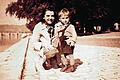Anneliese Winterstein mit ihrem Sohn Karl-Heinz, in den Tod getrieben und ermordet in Auschwitz 1944.