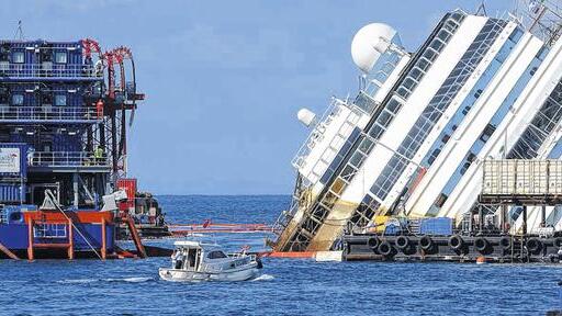 Beispiellose Bergung: Das Wrack der Costa Concordia vor der Insel Giglio soll in den nächsten Tagen langsam aufgerichtet werden. Beispiellose Bergung: Das Wrack der Costa Concordia vor der Insel Giglio soll in den nächsten Tagen langsam aufgerichtet werden.