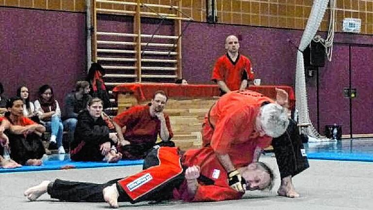 Packende Kampfsport-Szene: Unser Bild zeigt Stefan Gebert und Alexander Holstein bei der Disziplin Selbstverteidigung. Packende Kampfsport-Szene: Unser Bild zeigt Stefan Gebert und Alexander Holstein bei der Disziplin Selbstverteidigung.