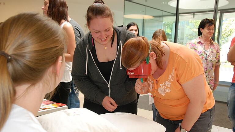 Am Infostand des Krankenhauses Taberbischofsheim kann man mit Hilfe von Rauschbrillen in verschiedenen Promillestärken ausprobieren, wie es ist, wenn man zu tief ins Glas geschaut hat. Am Infostand des Krankenhauses Taberbischofsheim kann man mit Hilfe von Rauschbrillen in verschiedenen Promillestärken ausprobieren, wie es ist, wenn man zu tief ins Glas geschaut hat.