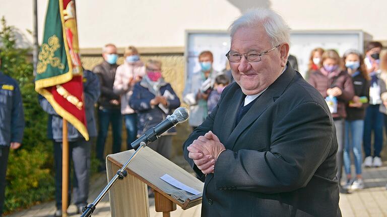 In Rödelmaier wurde Pfarrer Hans Beetz nach 15 Jahren seelsorgerischer Tätigkeit in den Ruhestand verabschiedet. In Rödelmaier wurde Pfarrer Hans Beetz nach 15 Jahren seelsorgerischer Tätigkeit in den Ruhestand verabschiedet.