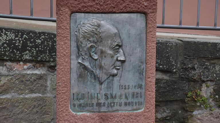 Stele mit dem Porträt Leo Weismantels vor dem Leo-Weismantel-Museum in Obersinn.