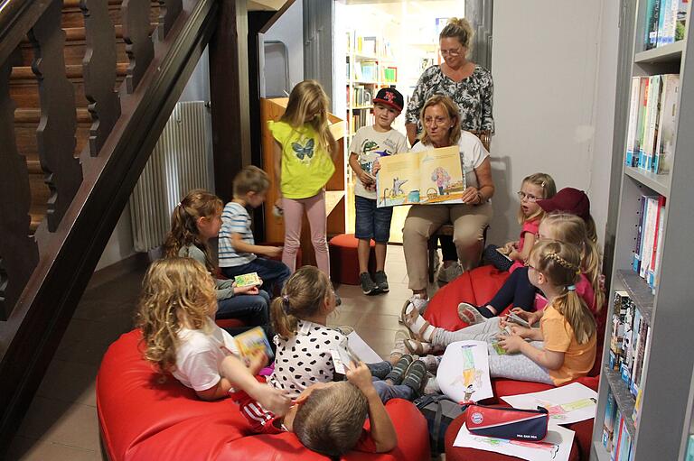 Oft lud Cäcilia Lambl (im Bild sitzend mit Buch in der Hand) Kinder zu Lese- und Malnachmittagen in die Stadtbibliothek ein, wie hier zum Weltkindertag im September.