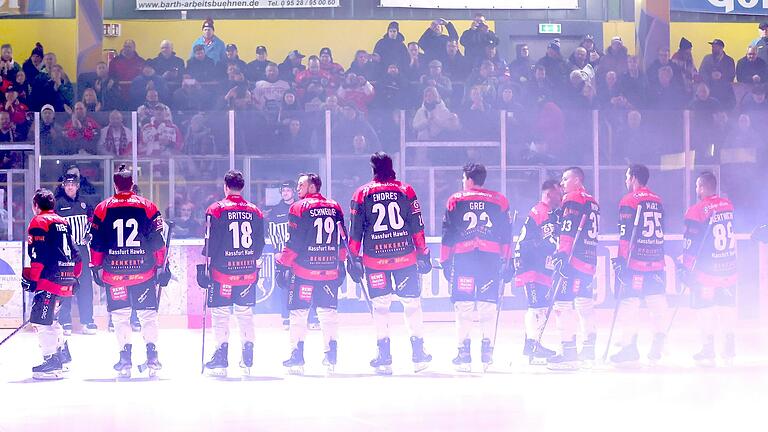 Auf erneut zahlreiche Unterstützung hoffen die Spieler der Haßfurter Hawks am Freitagabend, wenn im Stadion am Großen Anger die Entscheidung um den Halbfinal-Einzug in den Landesliga-Play-offs ansteht. Das dritte Spiel gegen die Pegnitzer Ice Dogs beginnt um 19.30 Uhr. Auf erneut zahlreiche Unterstützung hoffen die Spieler der Haßfurter Hawks am Freitagabend, wenn im Stadion am Großen Anger die Entscheidung um den Halbfinal-Einzug in den Landesliga-Play-offs ansteht. Das dritte Spiel gegen die Pegnitzer Ice Dogs beginnt um 19.30 Uhr.