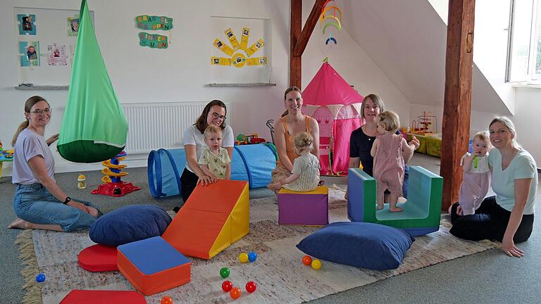 Sechs Mütter mit ihren Kindern treffen sich zurzeit regelmäßig am Mittwoch in der Krabbelgruppe im Dachgeschoss des Hausener Dorf-Treffs. Das Foto zeigt (von links): Greta Ackermann mit Hilda, Marie Zeidler mit Leo, Franziska Strobel mit Lara, Michelle Fondacaro mit Ella und Anja Ziegler mit Leana. Es fehlt Julia Hömer mit Lea.