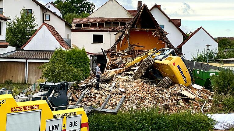 Retter in der Not: Die Bergungsfirma Katzenberger zog mit einem Lkw und Seilen den Abrissbagger wieder auf seine Ketten. Retter in der Not: Die Bergungsfirma Katzenberger zog mit einem Lkw und Seilen den Abrissbagger wieder auf seine Ketten.