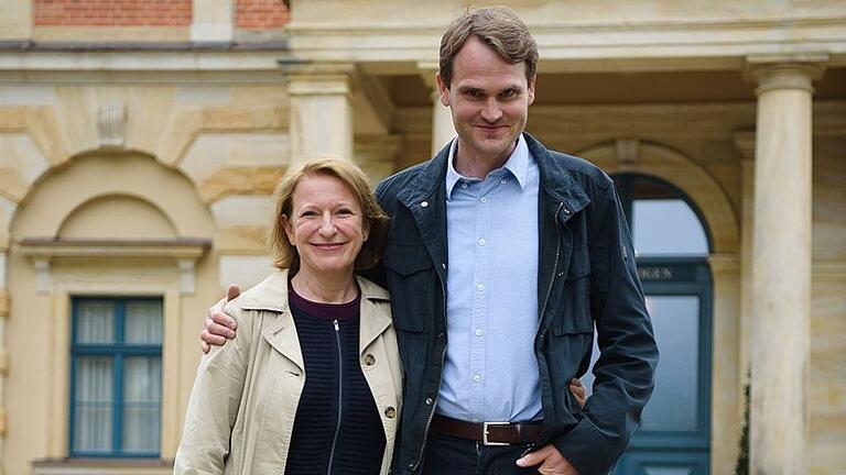 Franken-'Tatort' in Bayreuth - Die Schauspieler Dagmar Manzel und Fabian Hinrichs beim Fototermin vor dem Bayreuther Festspielhaus. Franken-'Tatort' in Bayreuth - Die Schauspieler Dagmar Manzel und Fabian Hinrichs beim Fototermin vor dem Bayreuther Festspielhaus.