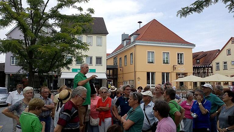 Wie sich Mellrichstadts Stadtbild und Wirtschaftsleben in Bezug auf Handwerk und Einzelhandel seit Kriegsende verändert hat, konnten die vielen interessierten Teilnehmer an der Stadtwanderung erleben, die Norbert Mültner (erhöht) für den Rhönklub durchführte