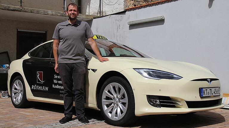 Stefan Leykamm mit seinem neuen Elektrotaxi, einem Tesla Model S 75 D.