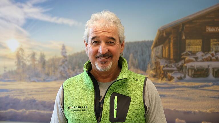 Der scheidende Tourismuschef von Bodenmais, Bernhard Mosandl, bleibt dem Ort im Bayerischen Wald nun doch erhalten. Ab November wird er Geschäftsführer in einem neuen Campingsresort mit Resorthotel. Der scheidende Tourismuschef von Bodenmais, Bernhard Mosandl, bleibt dem Ort im Bayerischen Wald nun doch erhalten. Ab November wird er Geschäftsführer in einem neuen Campingsresort mit Resorthotel.